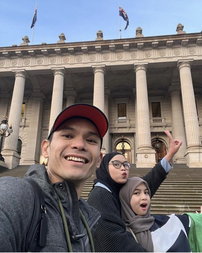 “Guru aku bilang disuruh cat balik soalnya udah mau ujian, jadi aku mulai pakai hijab,” cerita Sienna di konten podcast Daniel Mananta Network Foto: Dok. Instagram Ben Kasyafani/YouTube Daniel Mananta