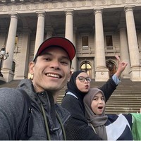 “Guru aku bilang disuruh cat balik soalnya udah mau ujian, jadi aku mulai pakai hijab,” cerita Sienna di konten podcast Daniel Mananta Network Foto: Dok. Instagram Ben Kasyafani/YouTube Daniel Mananta