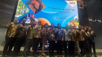 (Ki-ka ) Direktur PT Erajaya Swasembada Tbk, Jong Woon Kim, Direktur PT Erajaya Swasembada Tbk, Jeremy Sim (Sim Chee Ping), Direktur PT Erajaya Swasembada Tbk, Sintawati Halim, Direktur Utama PT Sinar Eka Selaras Tbk, Djohan Sutanto, Direktur Penilaian Perusahaan Bursa Efek Indonesia, I Gede Nyoman Yetna, Komisaris Utama PT Sinar Eka Selaras Tbk, Budiarto Halim, Komisaris PT Sinar Eka Selaras Tbk, Hasan Aula dan Direktur PT Sinar Eka Selaras Tbk, Andre Tanudjaja saat mencatatkan saham perdana ERAL. 