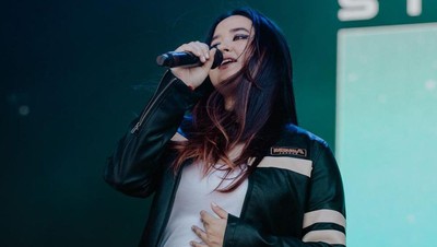 Potret Titi DJ Nonton Stephanie Putri Sambil Dasteran
