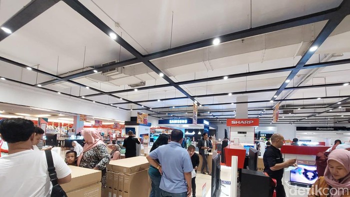 Suasan Transmart Full Day Sale Selasa malam (8/8) di Transmart Cempaka Putih