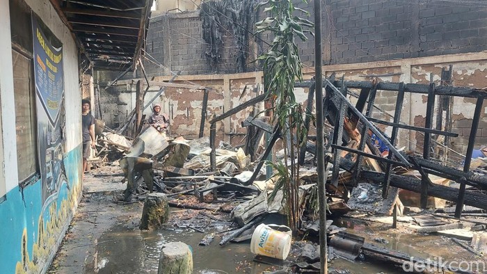 Suasana kios yang terbakar di Terminal Leuwipanjang, Bandung, Selasa (8/8/2023)