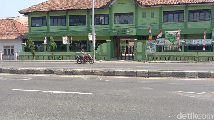 Suasana lalu lintas di Jalan Pantura Indramayu