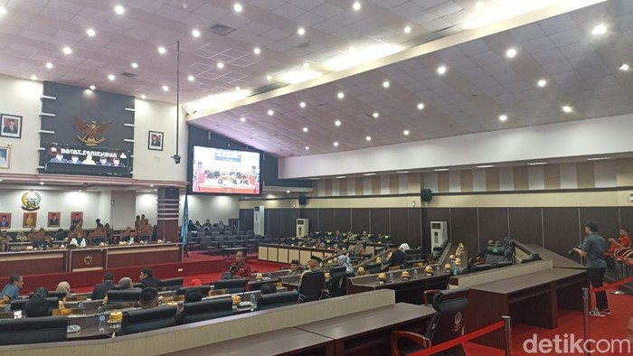 Suasana menjelang rapat paripurna Penetapan Usulan Pj Gubernur Sulsel di Ruang Rapat Paripurna DPRD Sulsel.