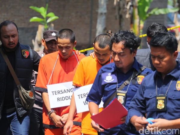 Potret Pelaku Waliyin dan Ridduan Jalani Rekonstruksi Mutilasi Redho