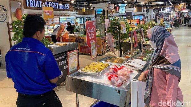 Suasana Transmart Full Day Sale.