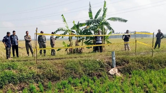 Petugas mengecek sumur bor yang mengeluarkan gas berapi di Desa Nampu, Kecamatan Purwodadi, Kabupaten Purworejo, Selasa (7/8/2023).