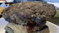 Pesan burger dengan roti yang diganti dengan kedelai, tampilannya justru sangat menyeramkan seperti burger busuk. Foto: Site News