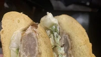 Pembeli ini mengalami rasa kecewa yang berat, saat menyadari daging ayam di sandwichnya masih mentah, dan tidak bisa dimakan. Foto: Site News