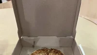 Beli pizza keju seharga Rp 136 ribu, pembeli ini elus dada ketika pizza yang datang ternyata ukurannya mini. Foto: Site News