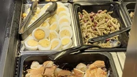 Pembeli ini tak sengaja temukan menu burger yang sudah dipotong-potong, untuk dijual kembali dalam bentuk kiloan di supermarket. Foto: Site News