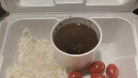  Pesan caprese salad ala Italia yang pakai keju mozarella dan tomat segar. Yang datang justru versi menyedihkannya. Foto: Site News