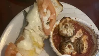  Jika hotdog biasanya bentuknya memanjang, beda dengan hotdog ini yang tampilannya tak beraturan. Foto: Site News