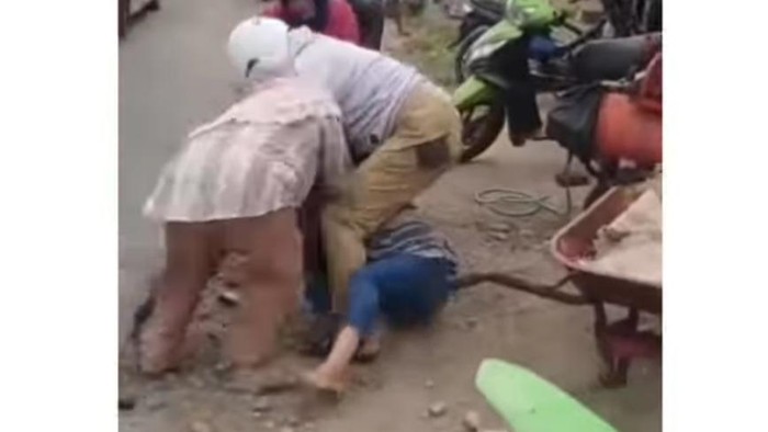 Tangkapan layar video viral wanita di Kampar duel