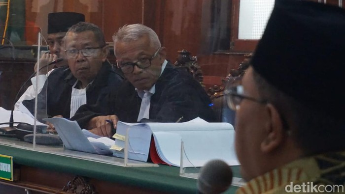Tatapan tajam Samanhudi (berbaju putih di pojok) pada Santoso saat menjadi saksi sidang perampokan rumah dinas Wali Kota Blitar