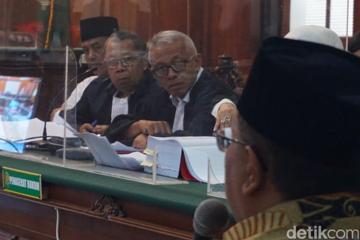 Tatapan tajam Samanhudi (berbaju putih di pojok) pada Santoso saat menjadi saksi sidang perampokan rumah dinas Wali Kota Blitar