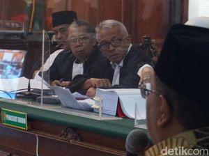 Tatapan Tajam Samanhudi ke Santoso yang Jadi Saksi Sidang Perampokan Rumdin