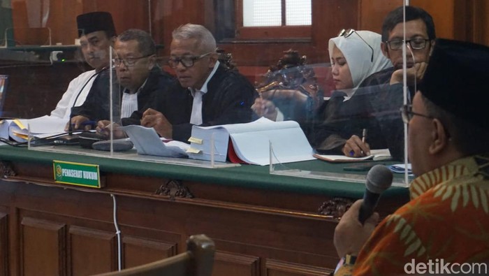 Tatapan tajam Samanhudi (berbaju putih di pojok) pada Santoso saat menjadi saksi sidang perampokan rumah dinas Wali Kota Blitar