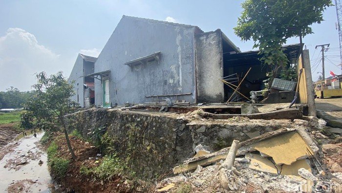 Tembok rumah warga ambrol gegara proyek pelebaran sungai di Depok (Devi Puspitasari/detikcom)