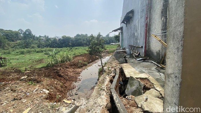 Tembok rumah warga ambrol gegara proyek pelebaran sungai di Depok (Devi Puspitasari/detikcom)