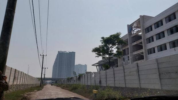 Tembok tinggi di PIK2/Almadinah Putri Brilian - detikcom