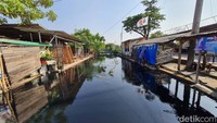 Kali tersebut tampak berwarna hitam pekat. 