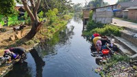 Air sungai tersebut diduga akibat tercemar limbah pabrik. 