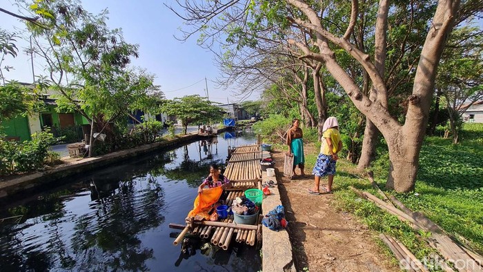 Kali Cilemahabang di Kabupaten Bekasi, Jawa Barat, hitam pekat. Diduga kali ini tercemar limbah pabrik.