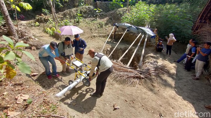 Tim Geologi UGM saat meneliti lubang misterius di Dusun Popohan, Kalurahan Banjararum, Kapanewon Kalibawang, Kulon Progo, beberapa waktu lalu.