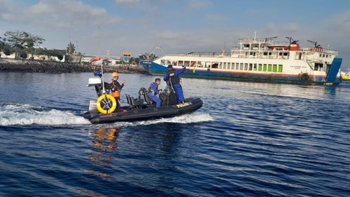 Tim SAR gabungan melakukan pencarian terhadap seorang penumpang KMP Pratitha yang diduga menceburkan diri di perairan Selat Bali, Selasa (8/8/2023). (Foto: Istimewa)