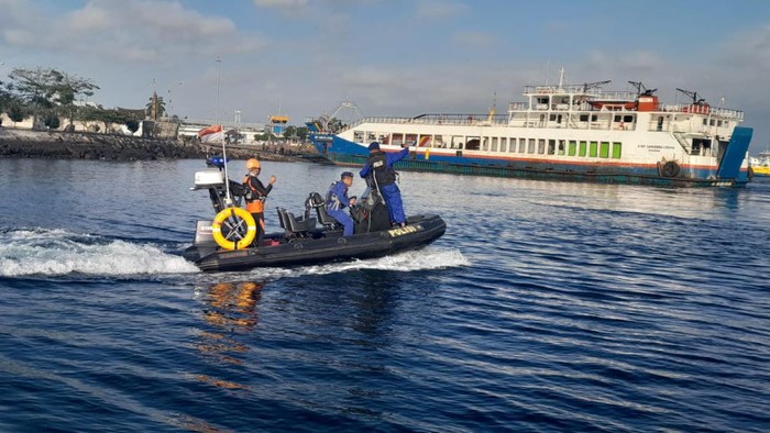 Tim SAR gabungan melakukan pencarian terhadap seorang penumpang KMP Pratitha yang diduga menceburkan diri di perairan Selat Bali, Selasa (8/8/2023). (Foto: Istimewa)