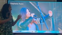Titi DJ menyaksikan anaknya itu manggung dari layar TV. Foto: Instagram Titi DJ