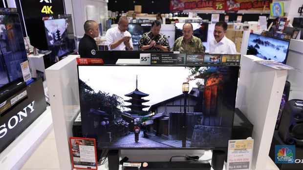 Warga berbelanja elektronik di Transmart Cempaka Putih, Jakarta, Selasa (8/8/2023). Transmart kembali membuat gebrakan. Transmart Full Day Sale dimulai hari ini. Event yang digelar di seluruh Transmart Indonesia dimulai saat toko buka hingga pukul 22.00 waktu setempat. (CNBC Indonesia/Tri Susilo)