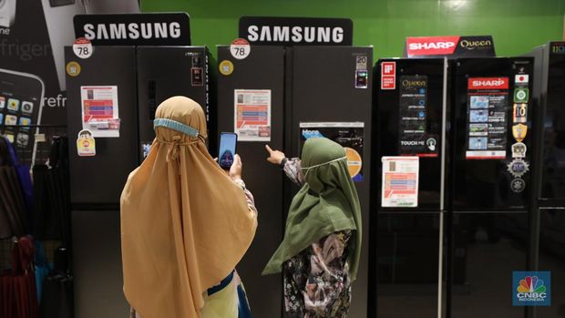 Warga berbelanja elektronik di Transmart Cempaka Putih, Jakarta, Selasa (8/8/2023). Transmart kembali membuat gebrakan. Transmart Full Day Sale dimulai hari ini. Event yang digelar di seluruh Transmart Indonesia dimulai saat toko buka hingga pukul 22.00 waktu setempat. (CNBC Indonesia/Tri Susilo)