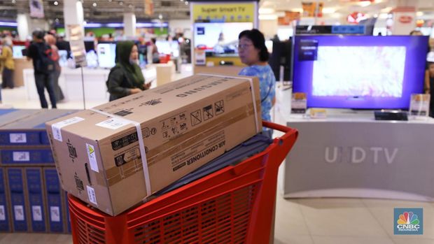 Warga berbelanja elektronik di Transmart Cempaka Putih, Jakarta, Selasa (8/8/2023). Transmart kembali membuat gebrakan. Transmart Full Day Sale dimulai hari ini. Event yang digelar di seluruh Transmart Indonesia dimulai saat toko buka hingga pukul 22.00 waktu setempat. (CNBC Indonesia/Tri Susilo)