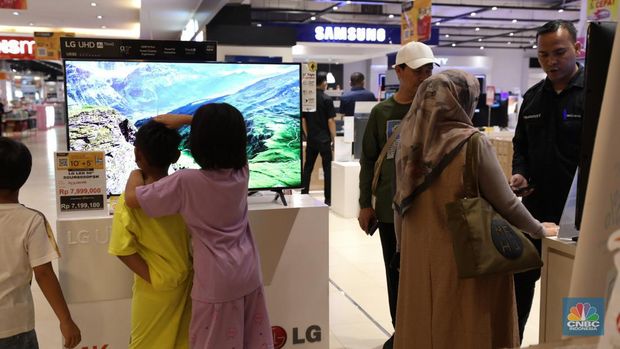 Warga berbelanja elektronik di Transmart Cempaka Putih, Jakarta, Selasa (8/8/2023). Transmart kembali membuat gebrakan. Transmart Full Day Sale dimulai hari ini. Event yang digelar di seluruh Transmart Indonesia dimulai saat toko buka hingga pukul 22.00 waktu setempat. (CNBC Indonesia/Tri Susilo)