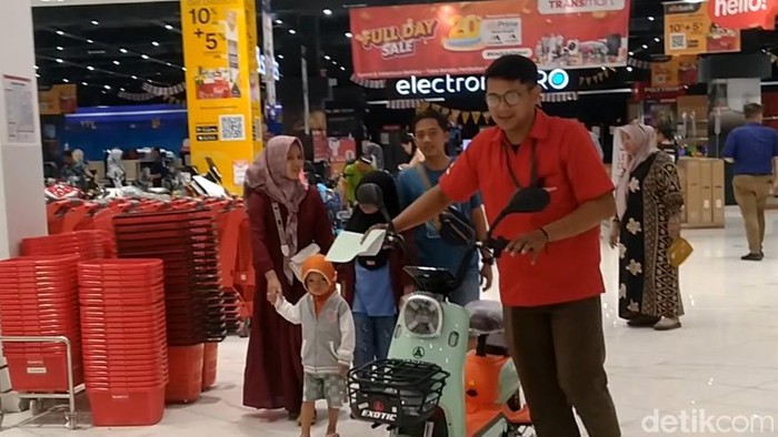 Transmart Full Day Sale Pekalongan. Sepeda listrik paling banyak diburu, Selasa (8/8/2023).
