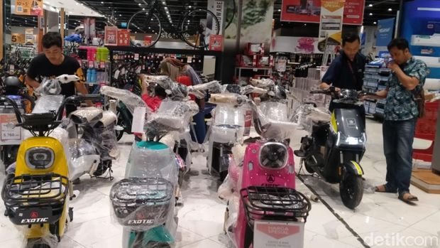 Transmart Full Day Sale Pekalongan. Sepeda listrik paling banyak diburu, Selasa (8/8/2023).
