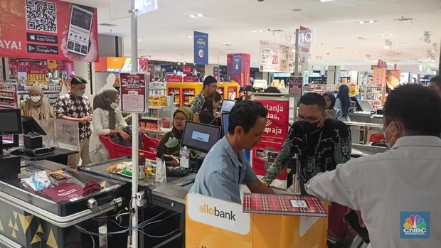 Transmart Full Day Sale resmi berlangsung hanya pada hari ini, Selasa (8/8/23), mulai dari jam 10.00  WIB hingga tutup toko. Meski baru buka, di Transmart Kota Kasablanka sudah mulai banyak pengunjung berdatangan. (CNBC Indonesia/Ferry Sandi)