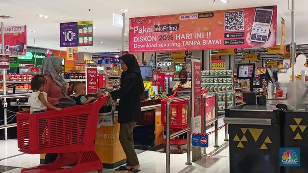 Transmart Full Day Sale resmi berlangsung Selasa (8/8/23) mulai pukul 10.00 WIB hingga tutup. Meski masih pagi, namun mulai banyak masyarakat yang berbelanja di Transmart Kota Kasablanka. (CNBC Indonesia/Ferry Sandi)