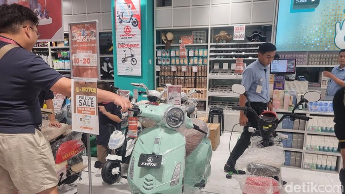 Transmart Trans Icon Surabaya Full Day Sale. Pengunjung berburu kebutuhan rumah tangga dan sepeda listrik.
