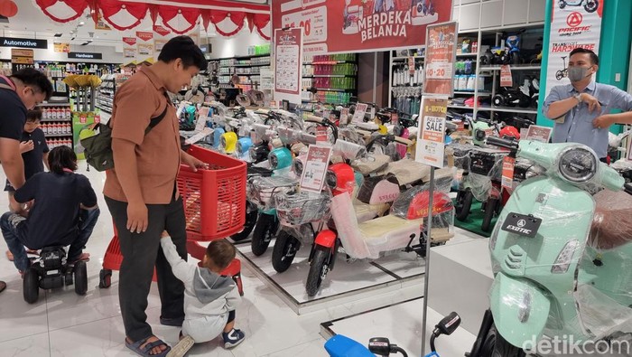 Transmart Trans Icon Surabaya Full Day Sale. Pengunjung berburu kebutuhan rumah tangga dan sepeda listrik.