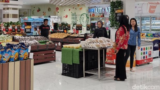 Transmart Trans Icon Surabaya Full Day Sale. Pengunjung berburu kebutuhan rumah tangga dan sepeda listrik.