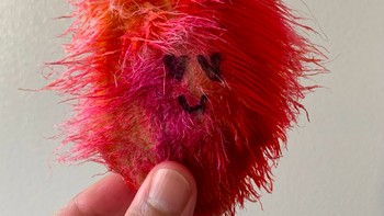 Selain itu, selama lockdown pandemi COVID-19, banyak siswa di China membuat anjing dan kucing dari karton untuk hiburan dan kenyamanan spiritual. Foto: Xiaohongshu