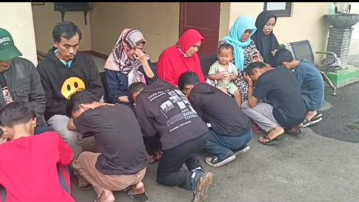 Tujuh remaja penyerang warga Tanahsereal Bogor sujud meminta maaf kepada orang tua, usai ditangkap polisi.