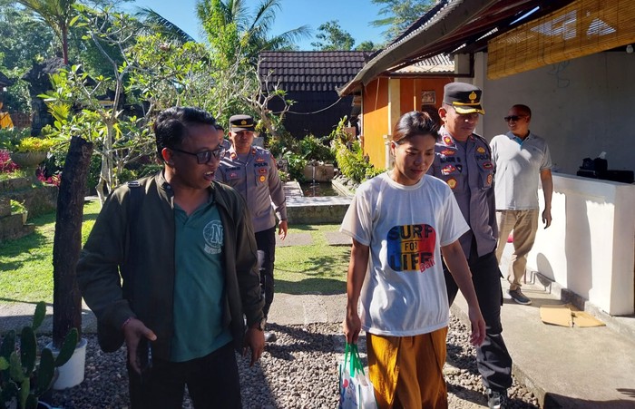 Turis Korea Selatan, YN, saat diamankan polisi karena merusak perlengkapan di Pura Goa Raja, Besakih, Karangasem, Bali.