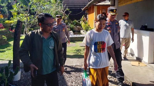 Turis Korea Selatan, YN, saat diamankan polisi karena merusak perlengkapan di Pura Goa Raja, Besakih, Karangasem, Bali.