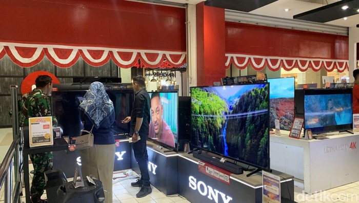 TV digital menjadi salah satu yang paling dicari pengunjung saat full day sale Transmart Medan hari ini