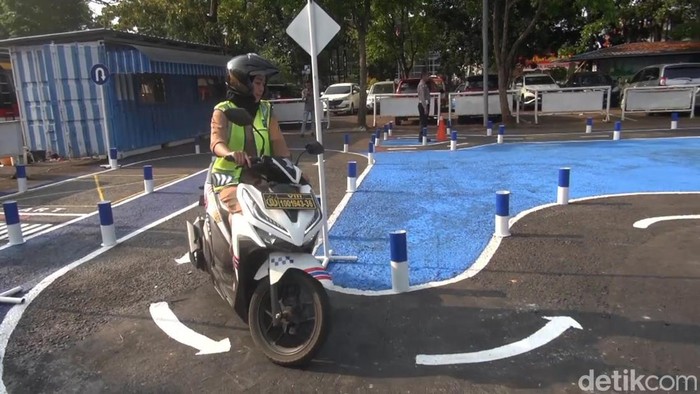 Ujian praktik pembuatan SIM C di Mapolres Subang.
