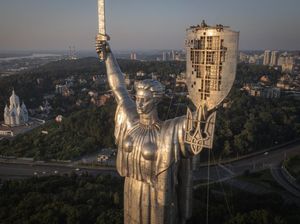 Ukraina Ganti Palu dan Arit Soviet dengan Trisula di Monumen Tanah Air